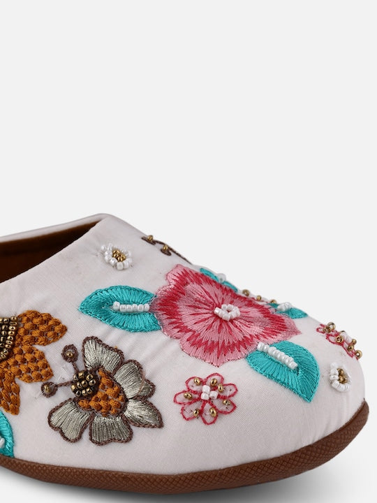 Women White Printed Ballerinas / Jutti Flats