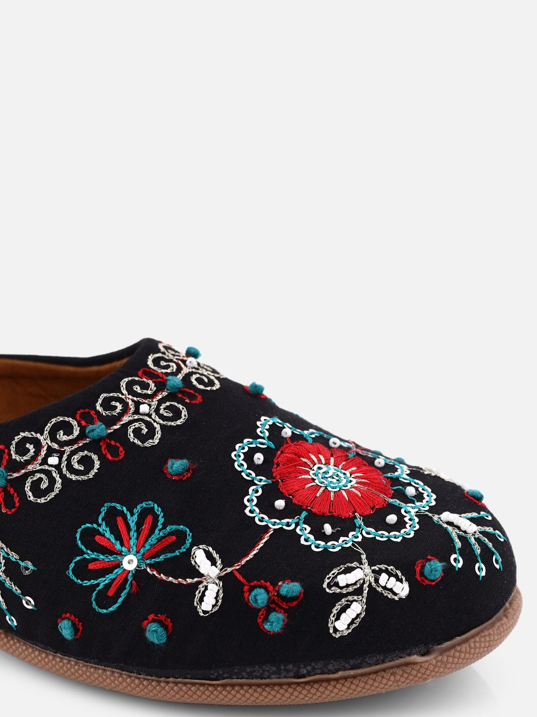 Women Black Embroidered Ethnic Mules / Jutti Flats