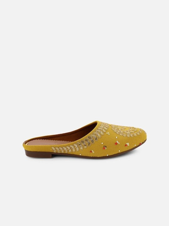 Women Yellow Ballerinas / Jutti Flats