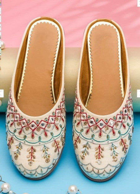 Women Cream-Coloured Printed Ballerinas / Jutti Flats