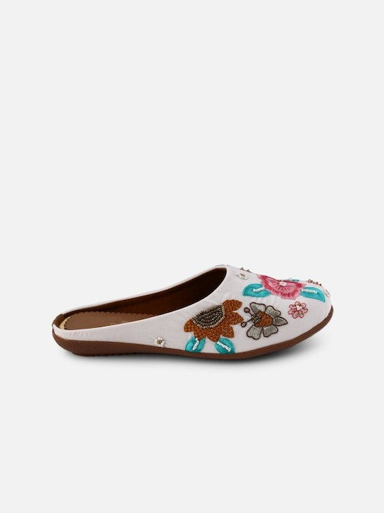 Women White Printed Ballerinas / Jutti Flats