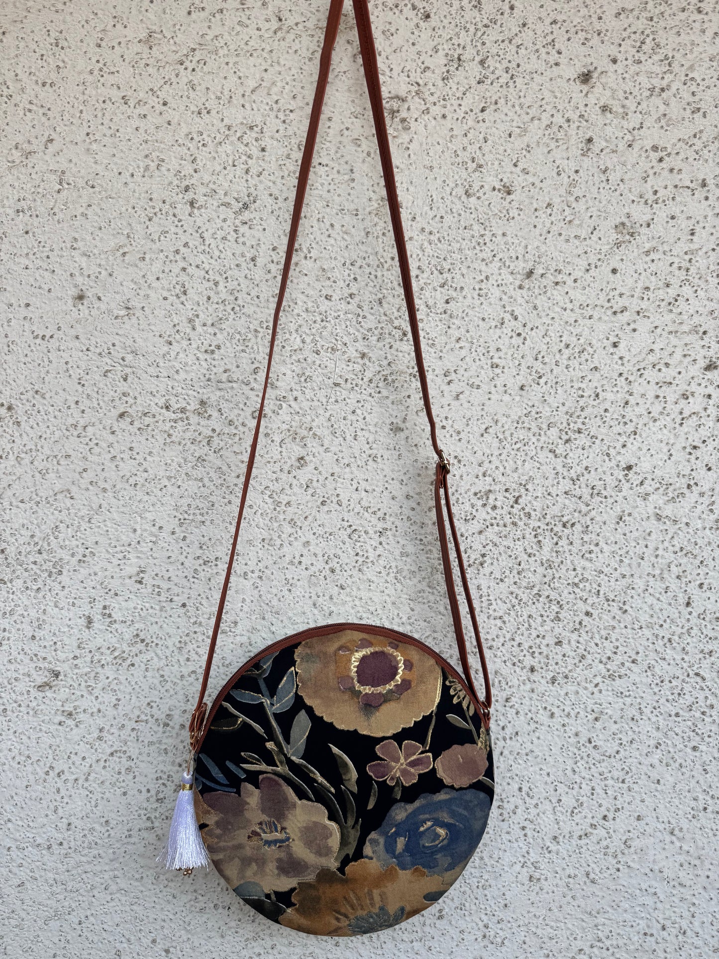 Black Grey Flower - Cute Round Sling bag