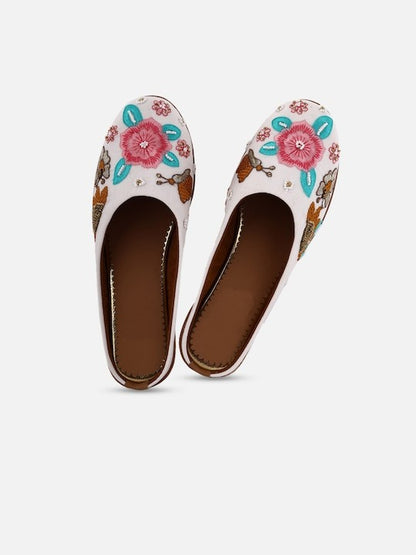 Women White Printed Ballerinas  / Jutti Flats