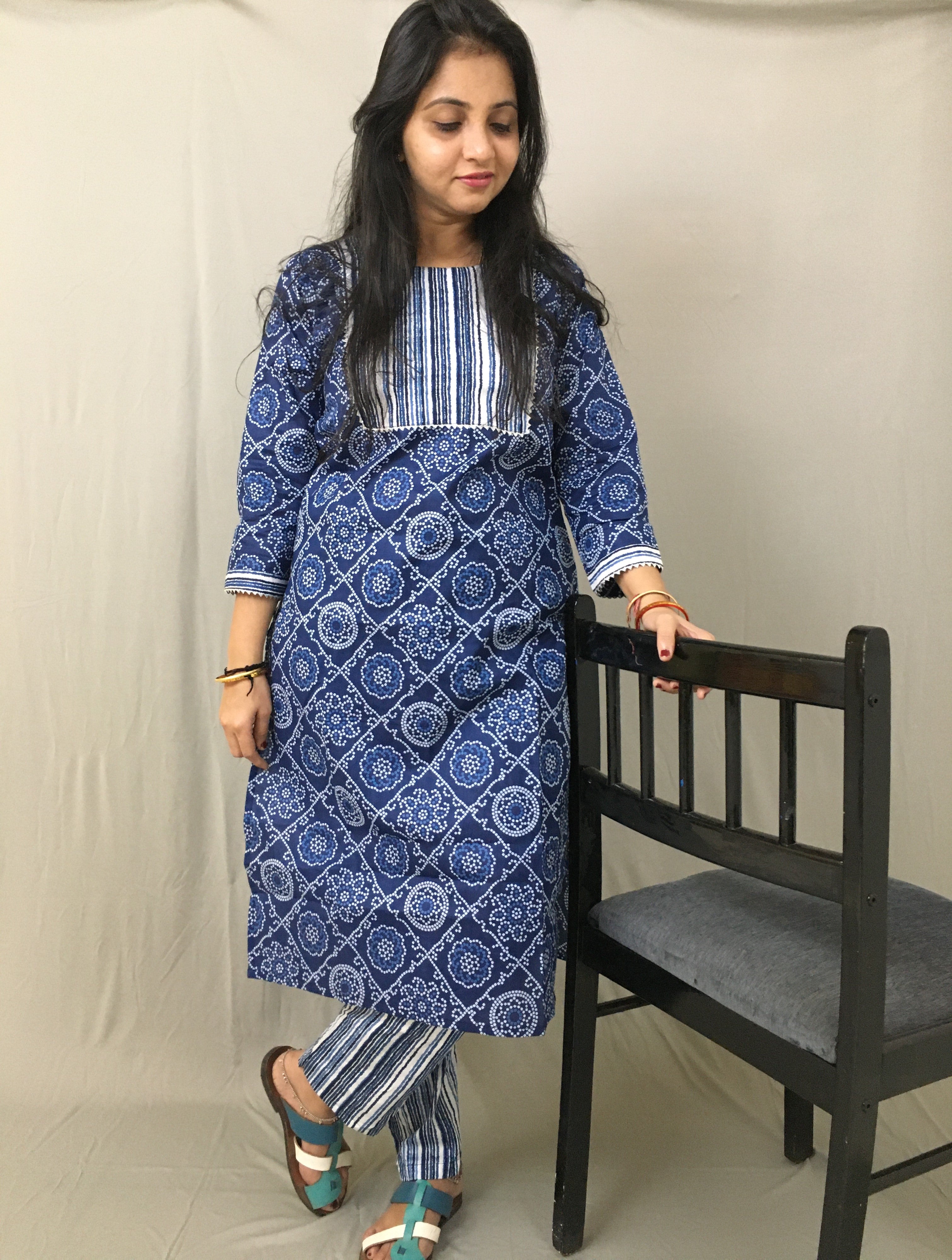 Buy online Navy Bandhani Printed Straight Kurta from Kurta Kurtis for Women  by Showoff for ₹609 at 65% off | 2024 Limeroad.com